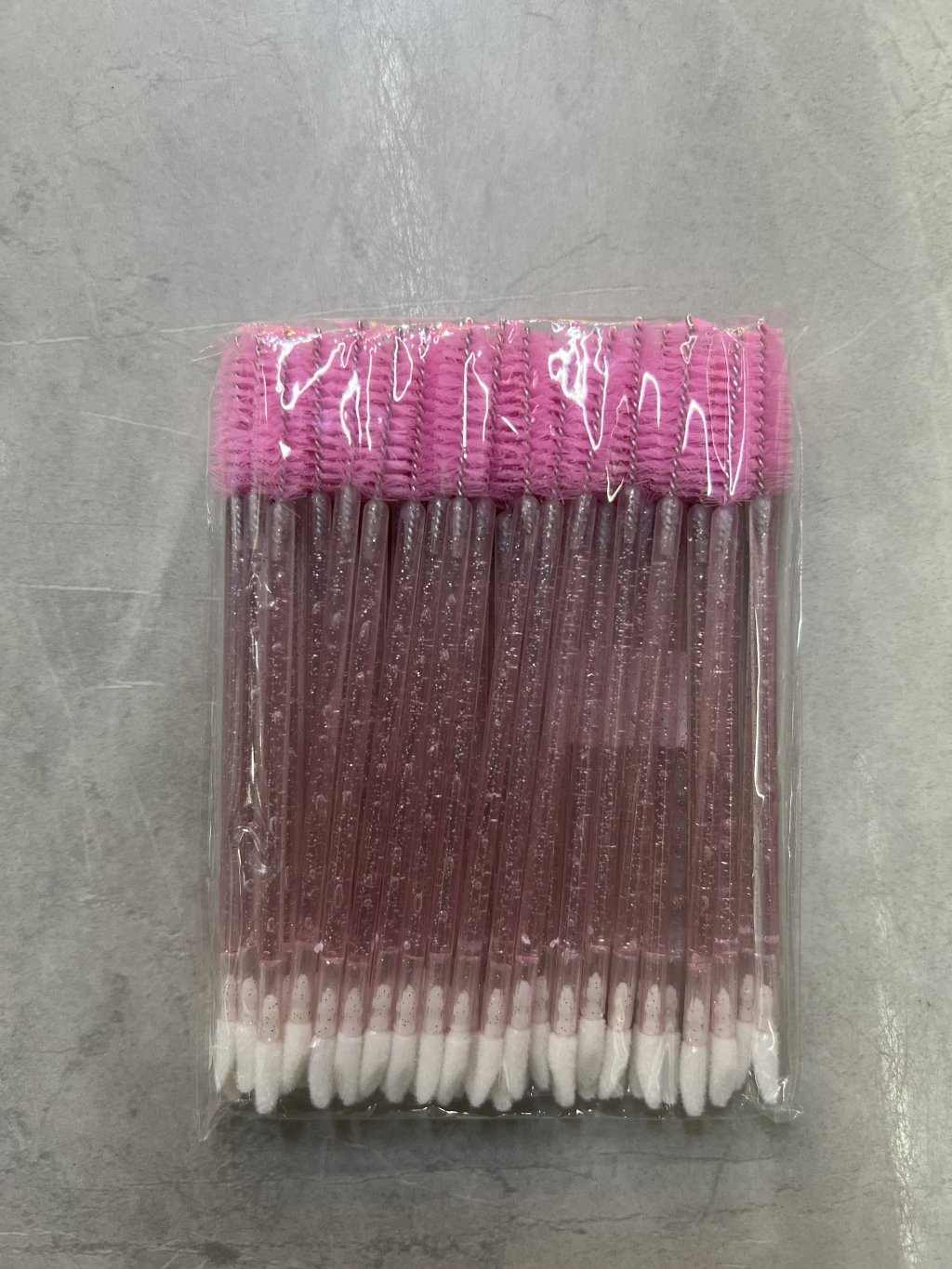 ESCOVINHA COM APLICADOR LABIAL 2 EM 1