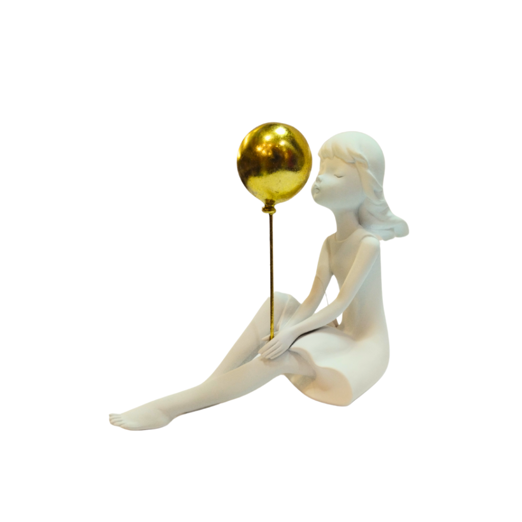 ESCULTURA DECORATIVA MENINA COM BOLÃO - POLIRESINA - BRANCO COM DOURADO - 15,8X19,2X7,8CM - FLORARTE 