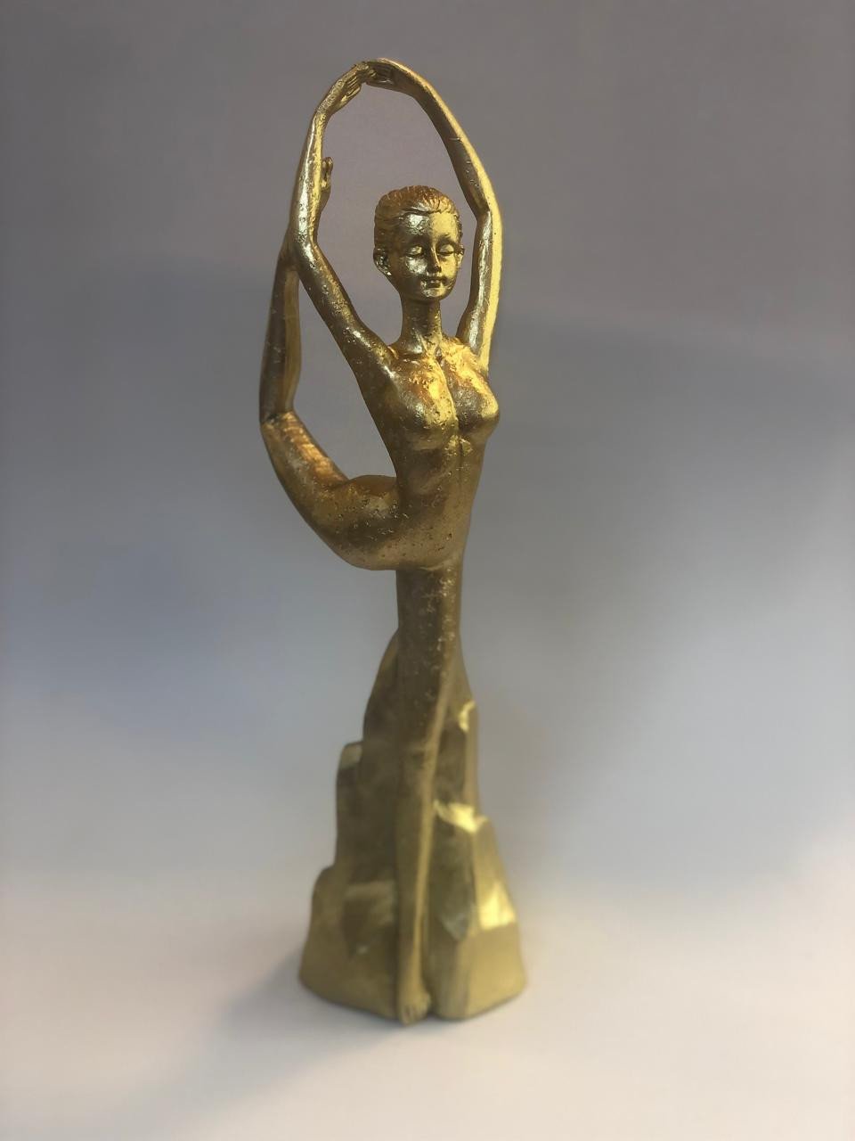 Escultura Bailarina Dourada