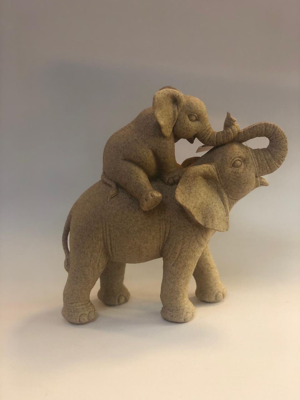 Elefante Com Filhote Sobre as Costas