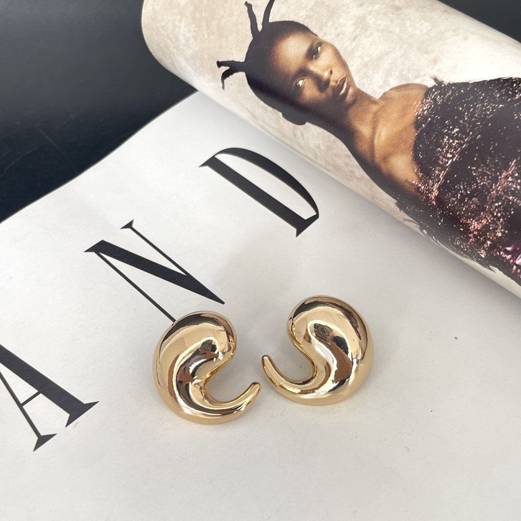 Brinco vírgula dourada média 