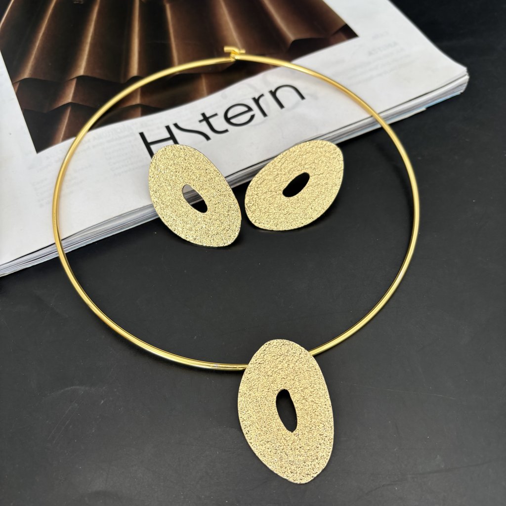 Choker dourado martelado 