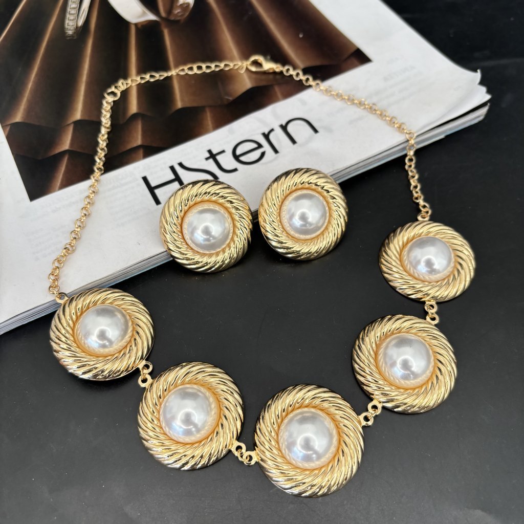 Colar dourado em pérola 