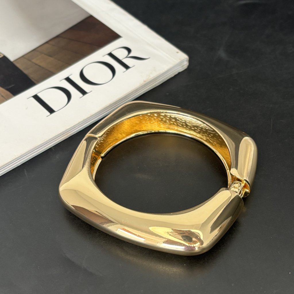 Bracelete quadrado dourado 