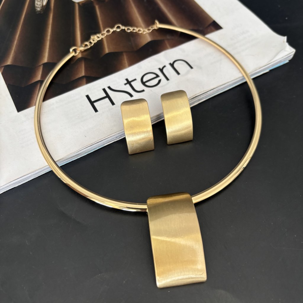 Choker quadrado escovado dourado 