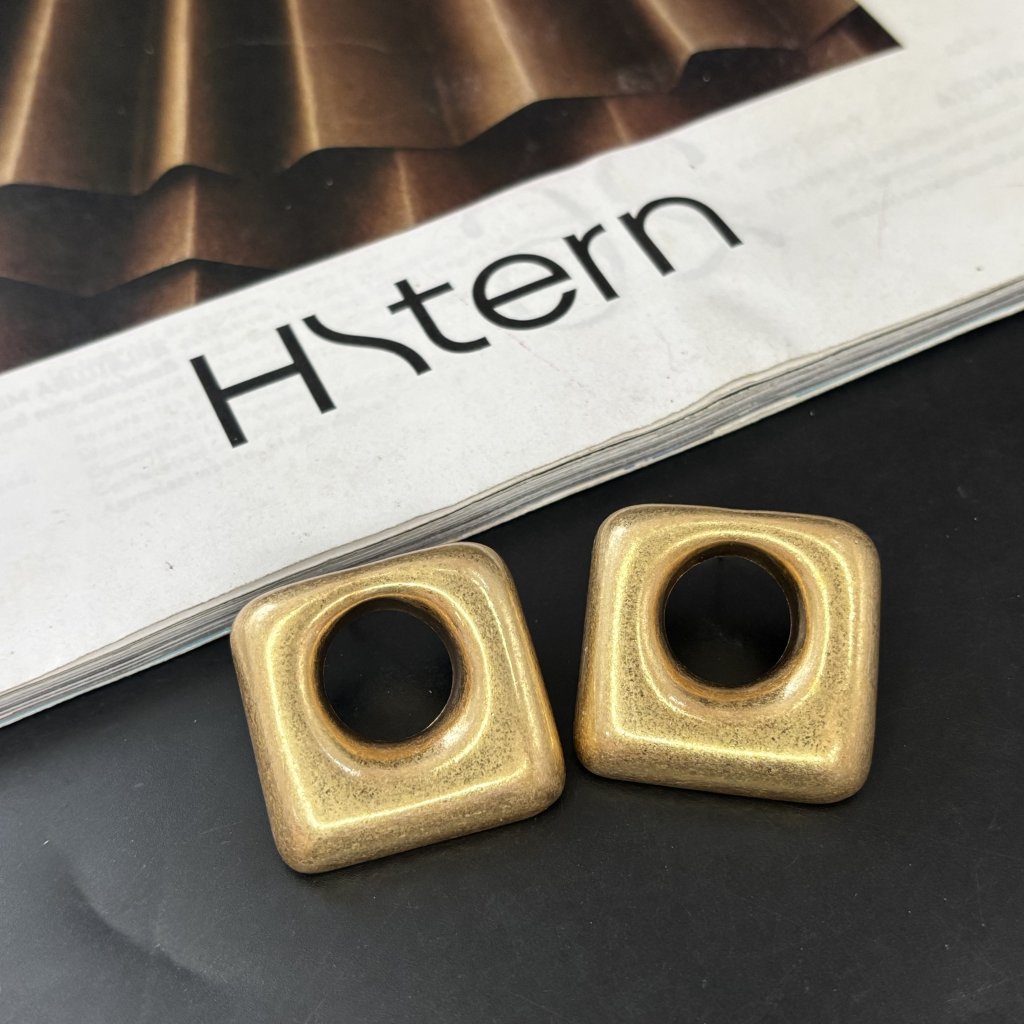 Brinco quadrado escovado 