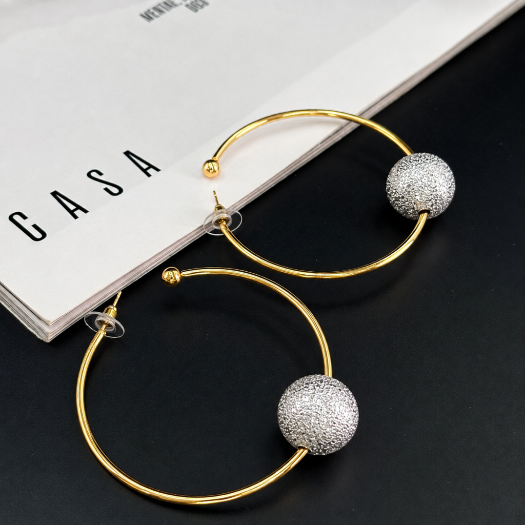 Argola dourada com esfera prata 