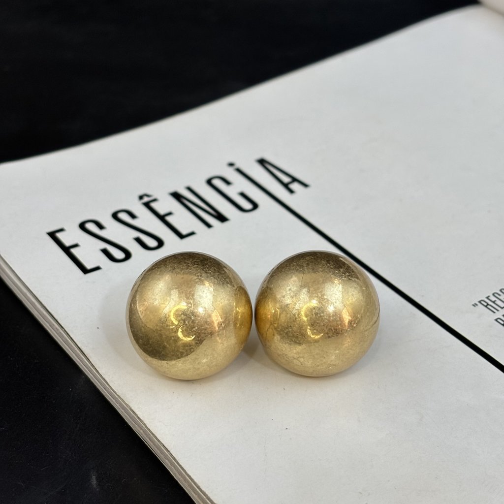 Brinco meia esfera escovada 