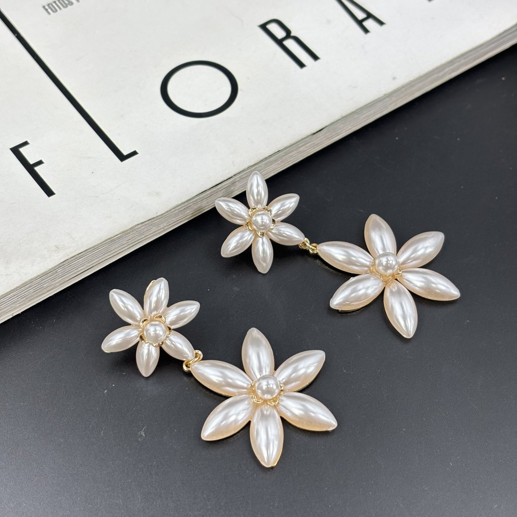 Brinco flor pérola 