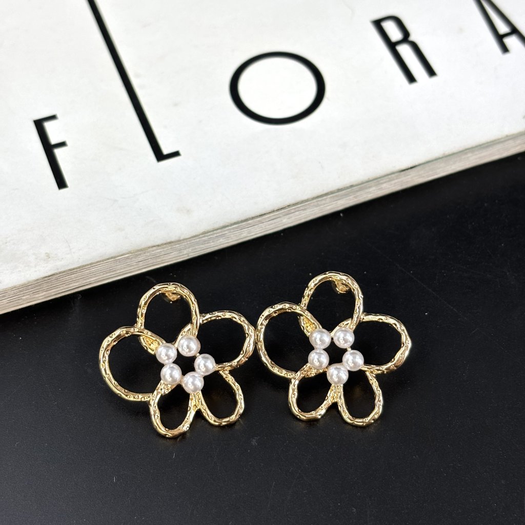 Brinco flor pérola 