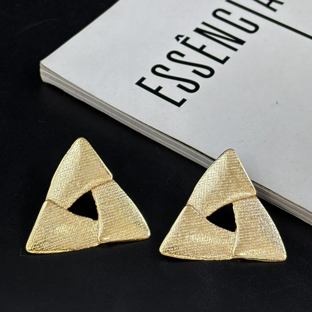 Brinco triângulo dourado 