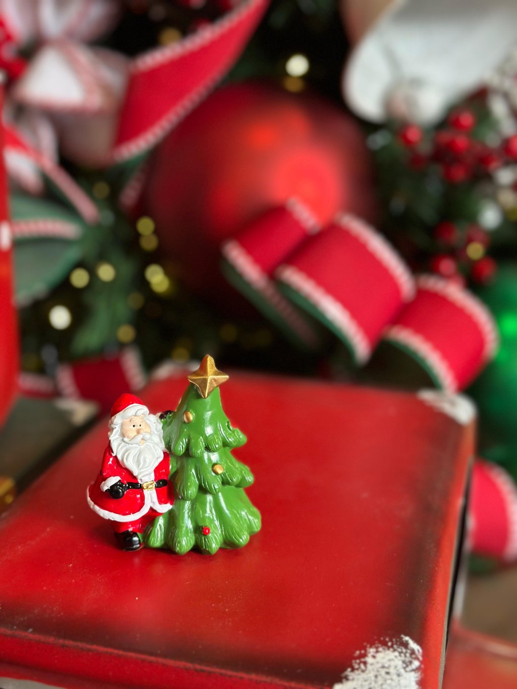 Papai Noel com árvore em resina 
