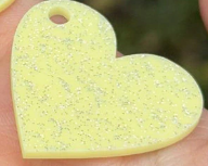 Pingente acrílico Coração glitter 2,5x3cm AMARELO com duas und 