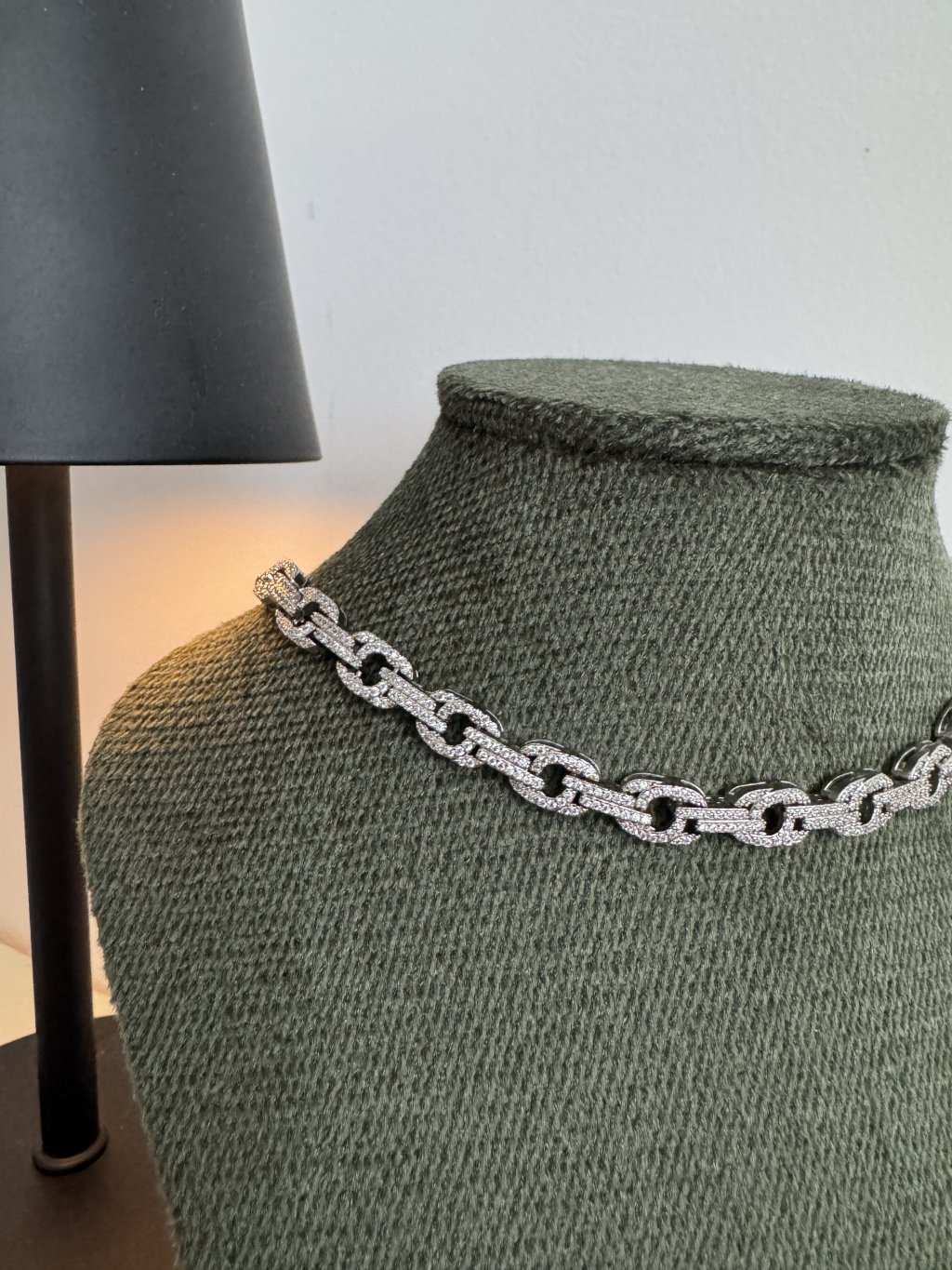 Chocker Monaco