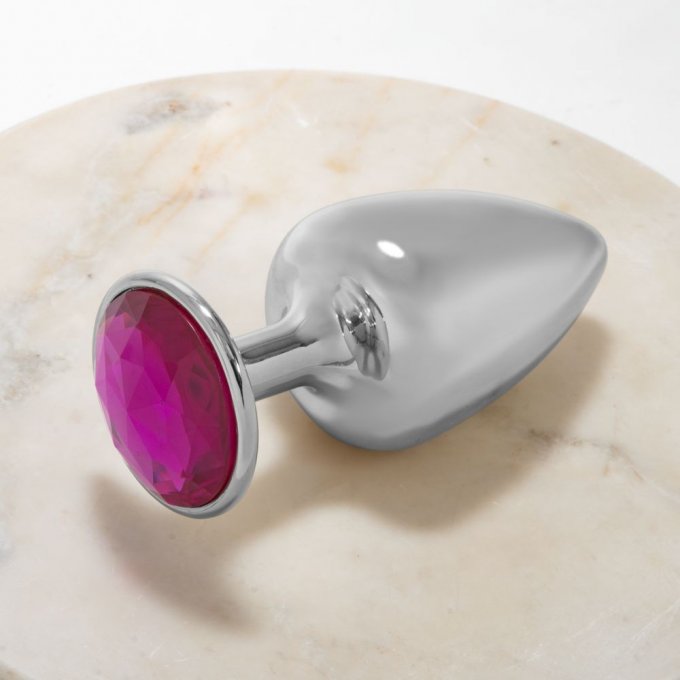 Plug M Cromado com pedra redonda.