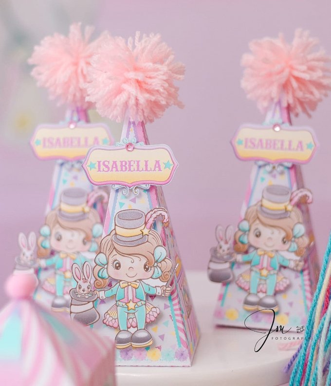 Caixa cone com pompom