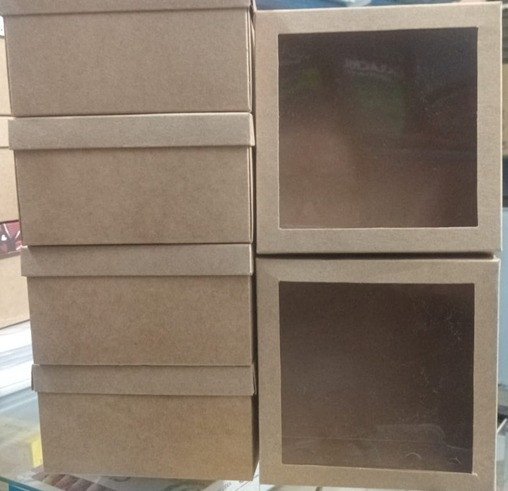 Caixa kraft com visor (15x15x8)