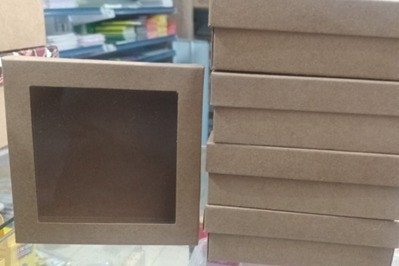 Caixa de presente kraft com visor (12x12x4)