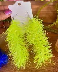 BRINCO PELUDO SINTÉTICO AMARELO NEON HOLOGRÁFICO