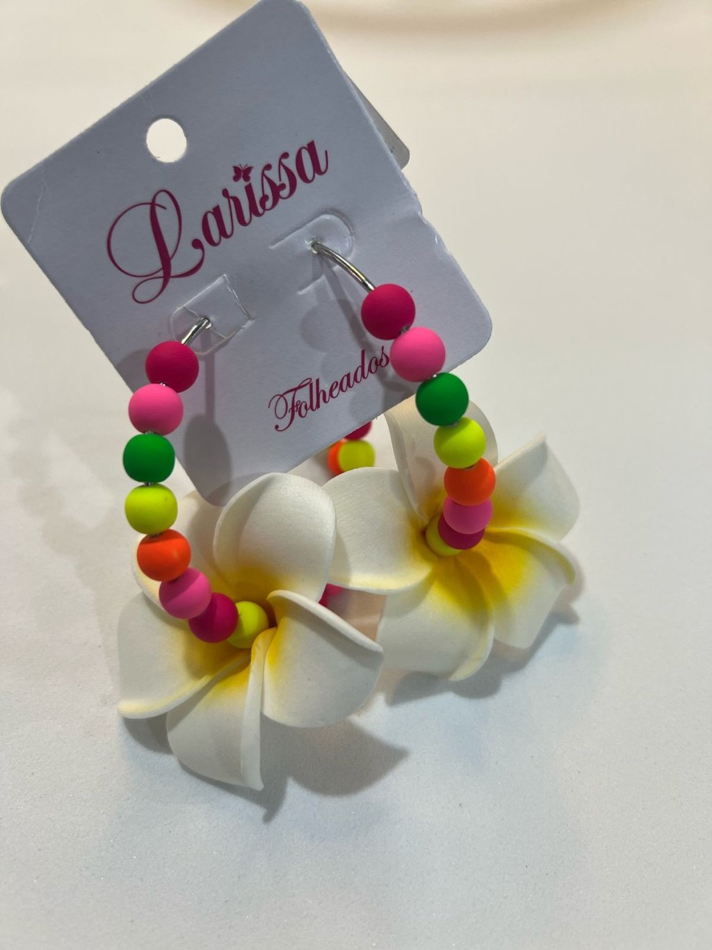 BRINCO ARGOLA FLOR BRANCA