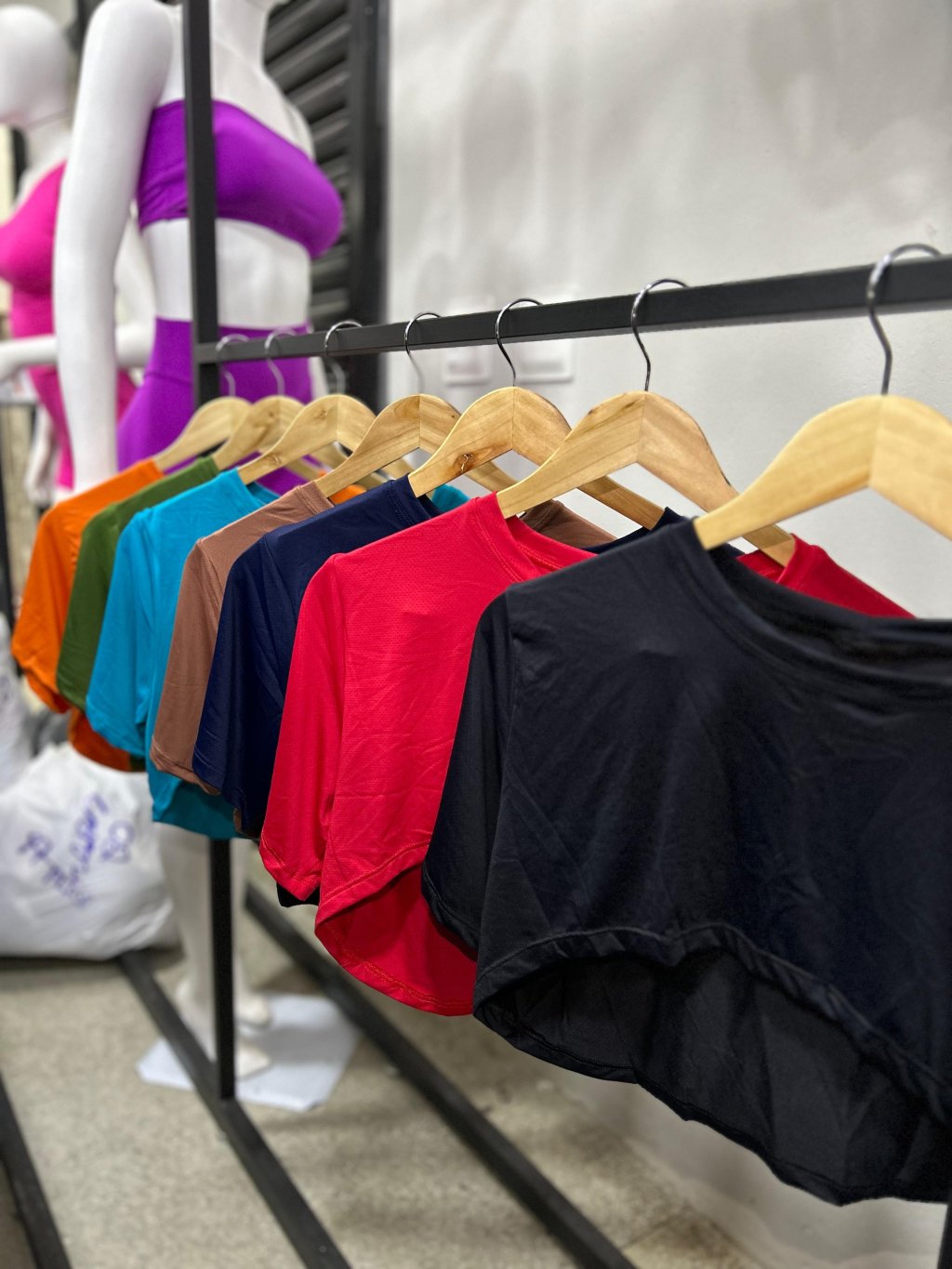 Blusa curta furadinha