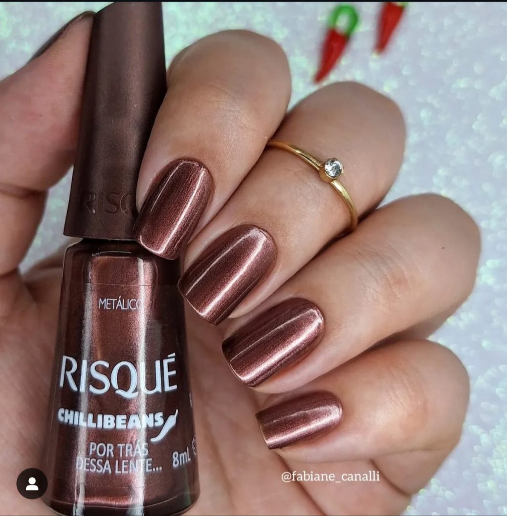 Esmalte Marrom Risqué Por Trás Dessa Lente 