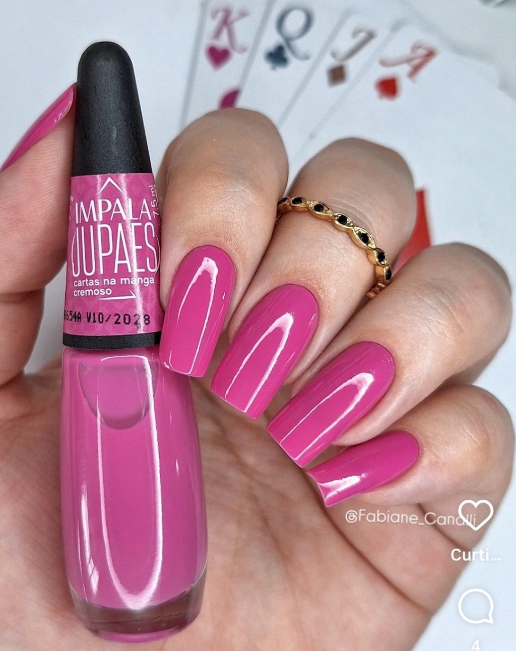 Esmalte Rosa Impala Ju Paes Cartas na Manga