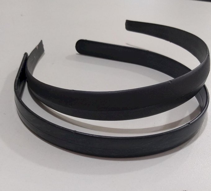 Tiara larga preta e branca 