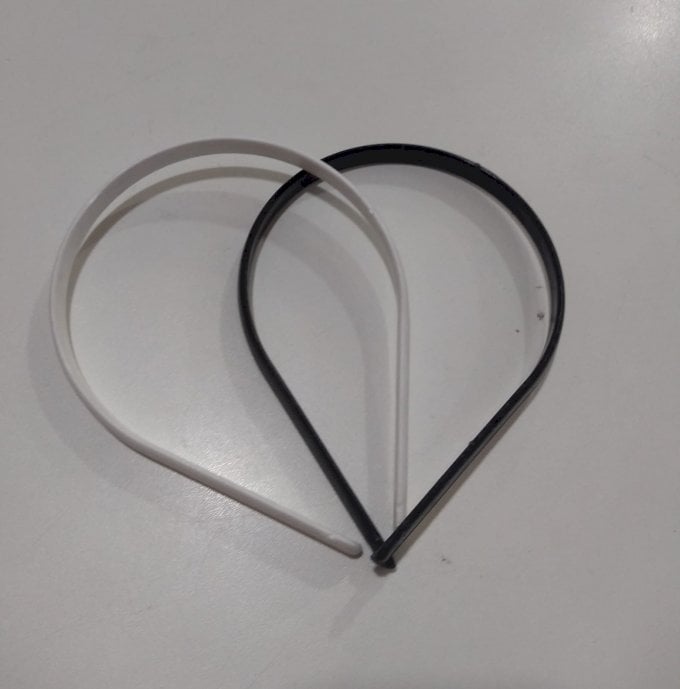 Tiara fina preta e branca