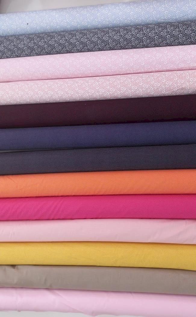 Tecido tricoline flores e poa ponto agulha 