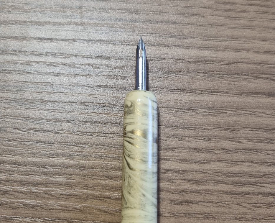 Caneta pena extra fina