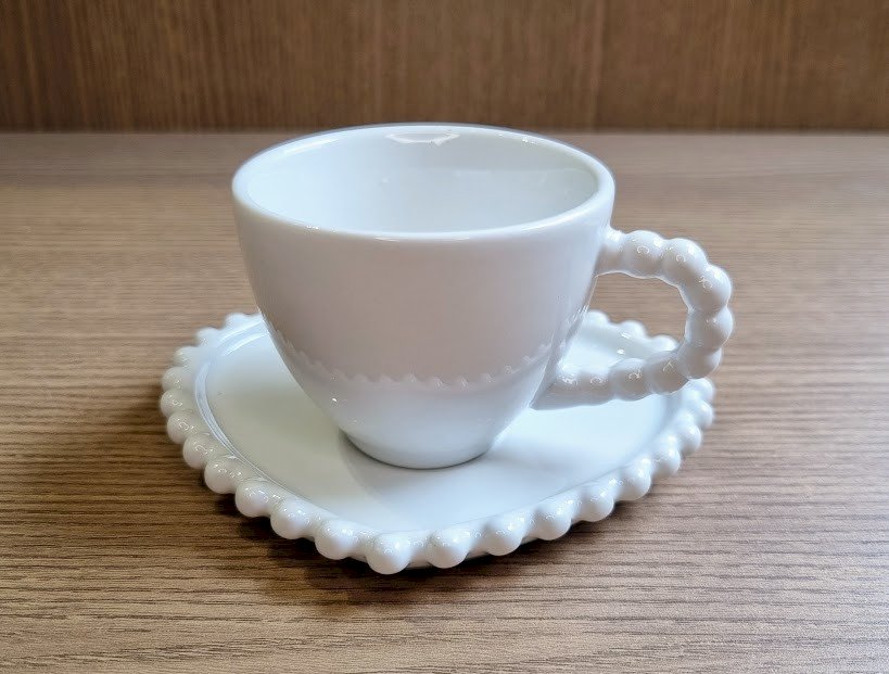 XÍCARA DE CAFÉ DE PORCELANA COM PIRES CORACAO BEADS