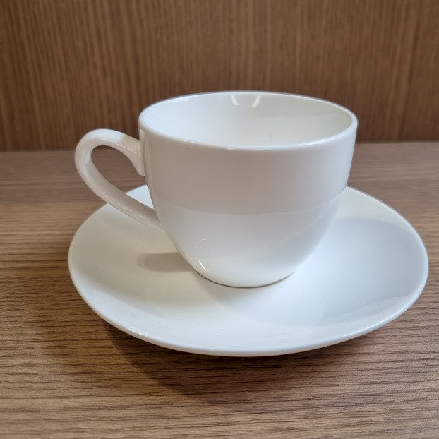 XÍCARA DE CHÁ COM PIRES DE PORCELANA CLEAN 