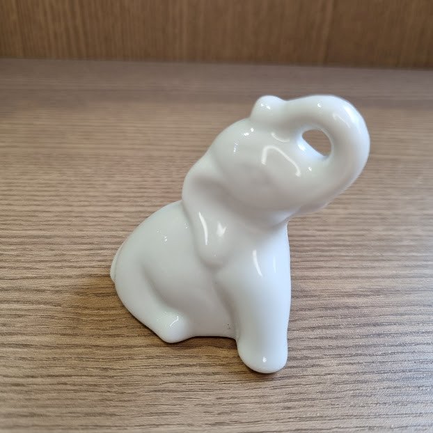 ELEFANTE PEQUENO SENTADO 