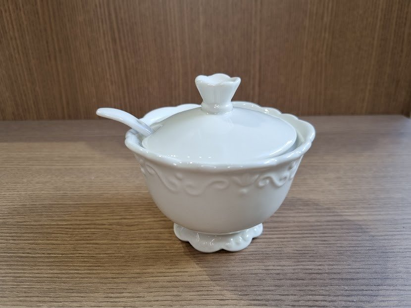 AÇUCAREIRO PORCELANA COM TAMPA E COLHER RELEVO