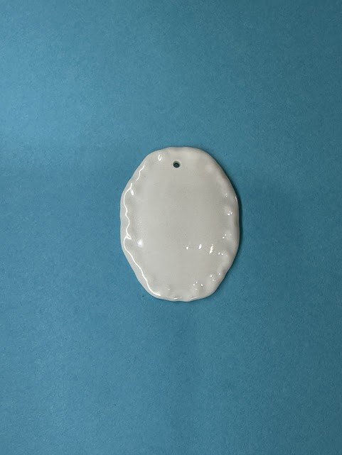PLACA OVAL COM ORNATO COM FURO EM PÉ 