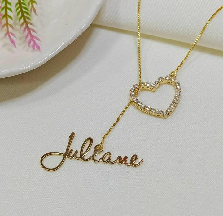 Colar gravatinha com nome e coração cravejado em pedras