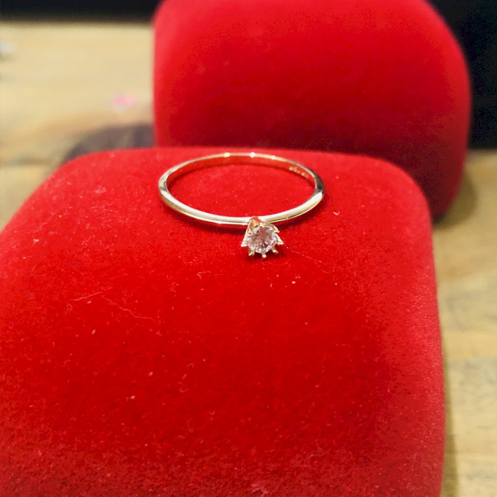 Anel solitário no Ouro 18k