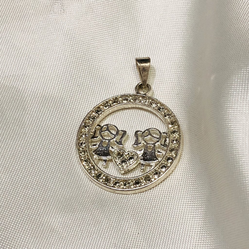 Pingente medalha duas meninas 