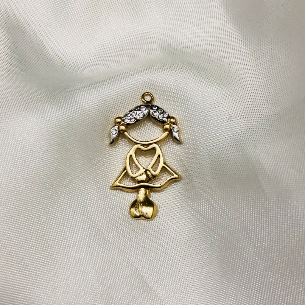 Pingente menina de vestido 