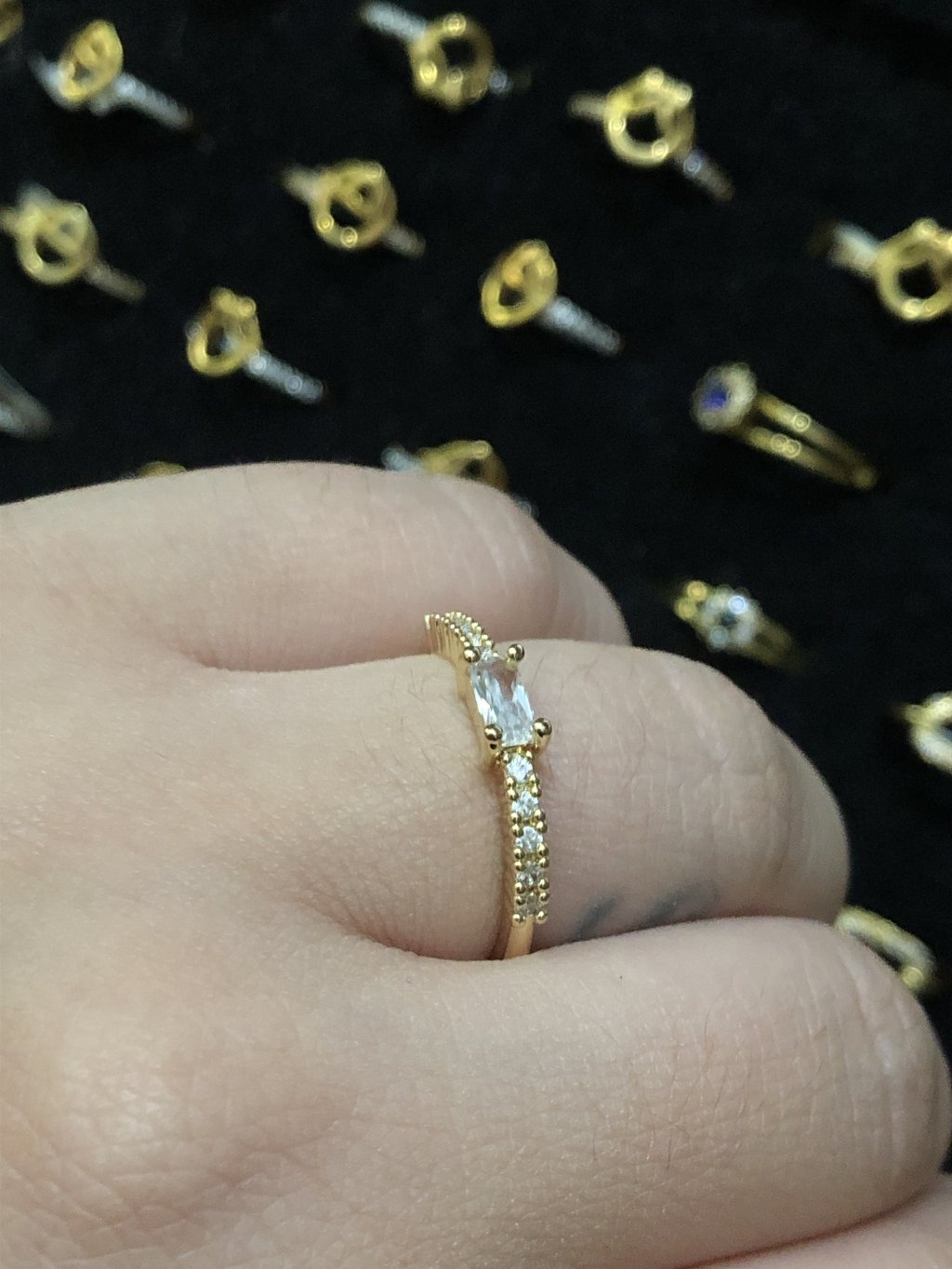 Anel Ouro Solitário com aparador pedras 