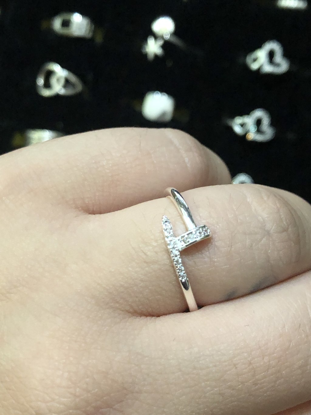 Anel prata pego com pedrinhas 