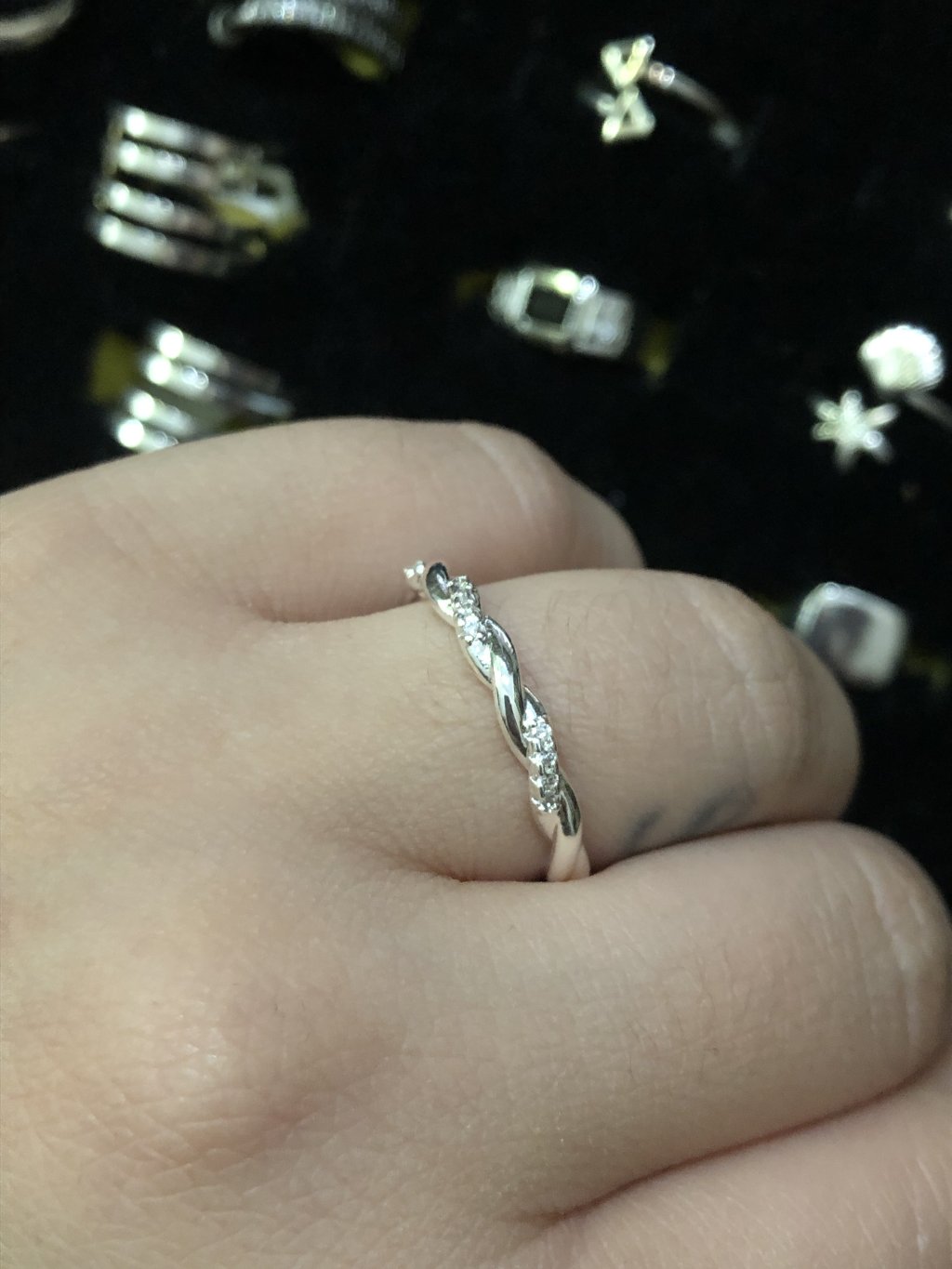 Anel Prata torcido com pedrinhas 