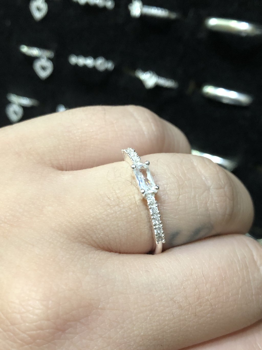 Anel prata aparador pedras baixas 