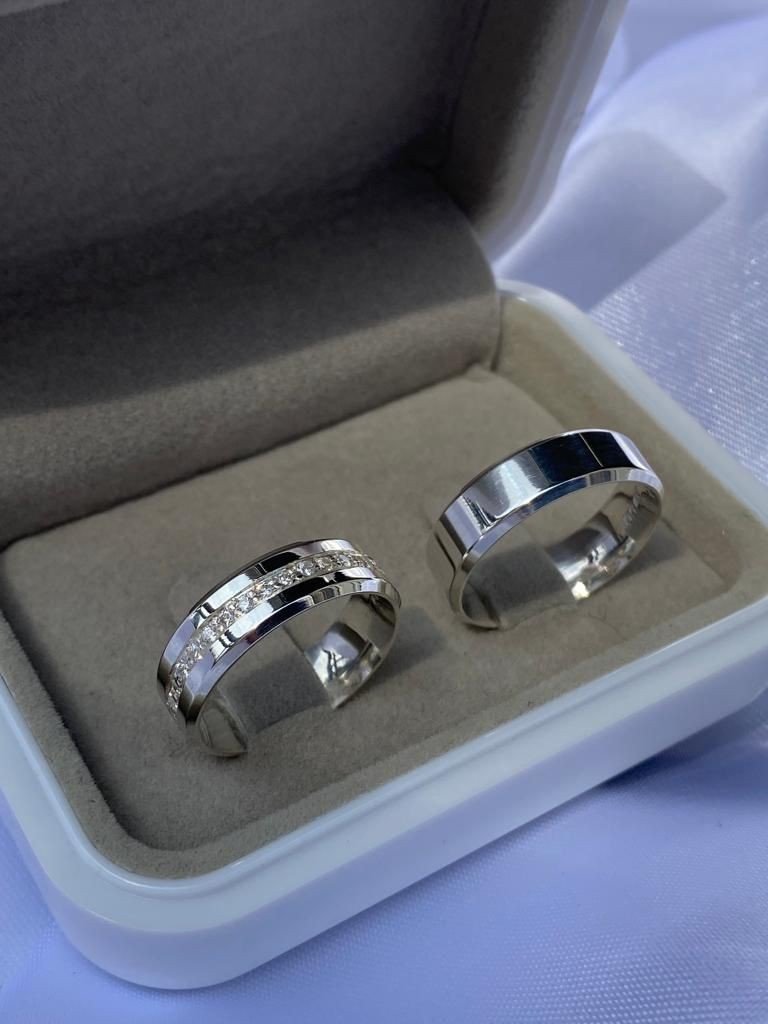 Aliança Prata 925 Pedras no meio