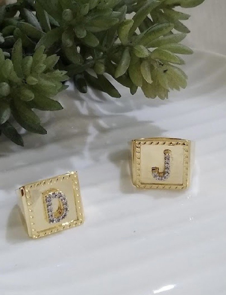 Anel Ouro ou Prata quadrado letra em alto relevo pedras 
