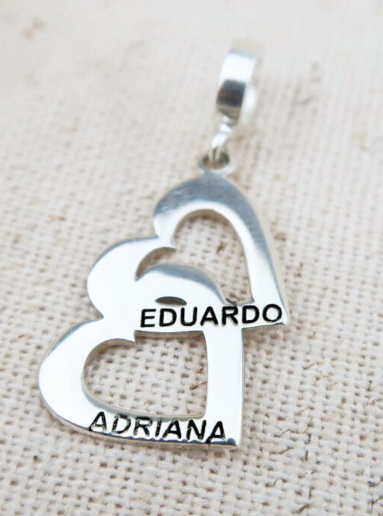 Berloque Prata 925 dois corações com nomes 