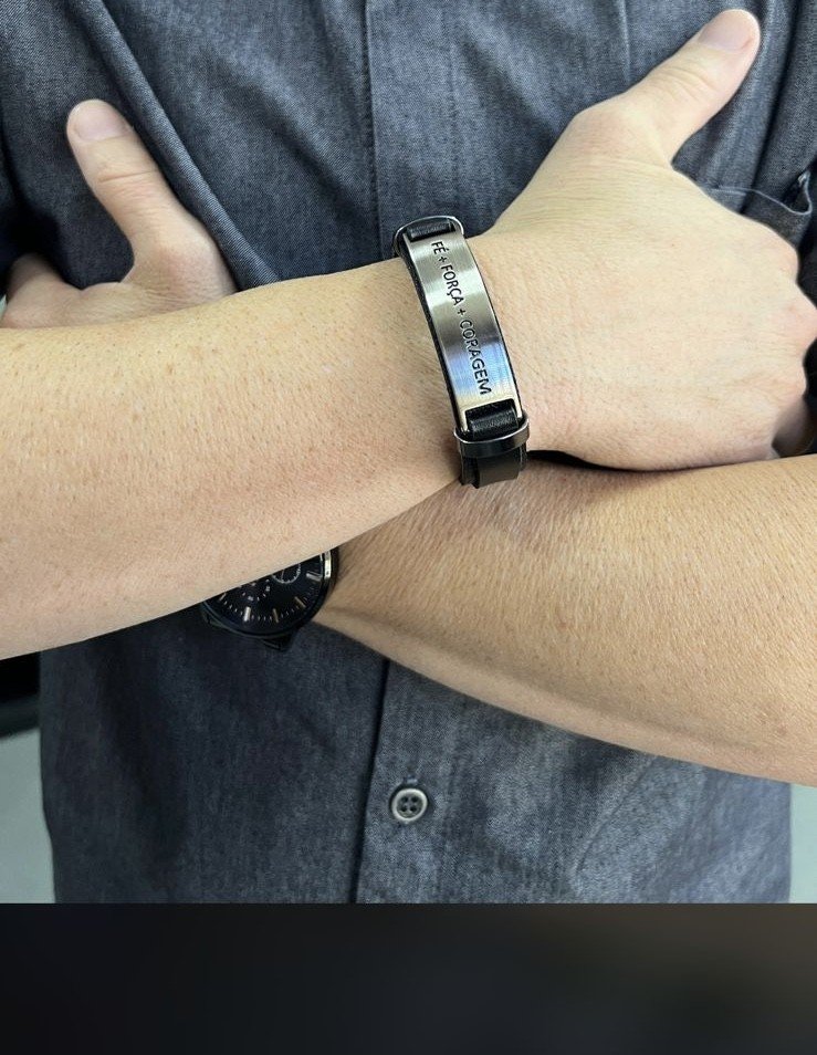 Pulseira frase couro com aço inox 
