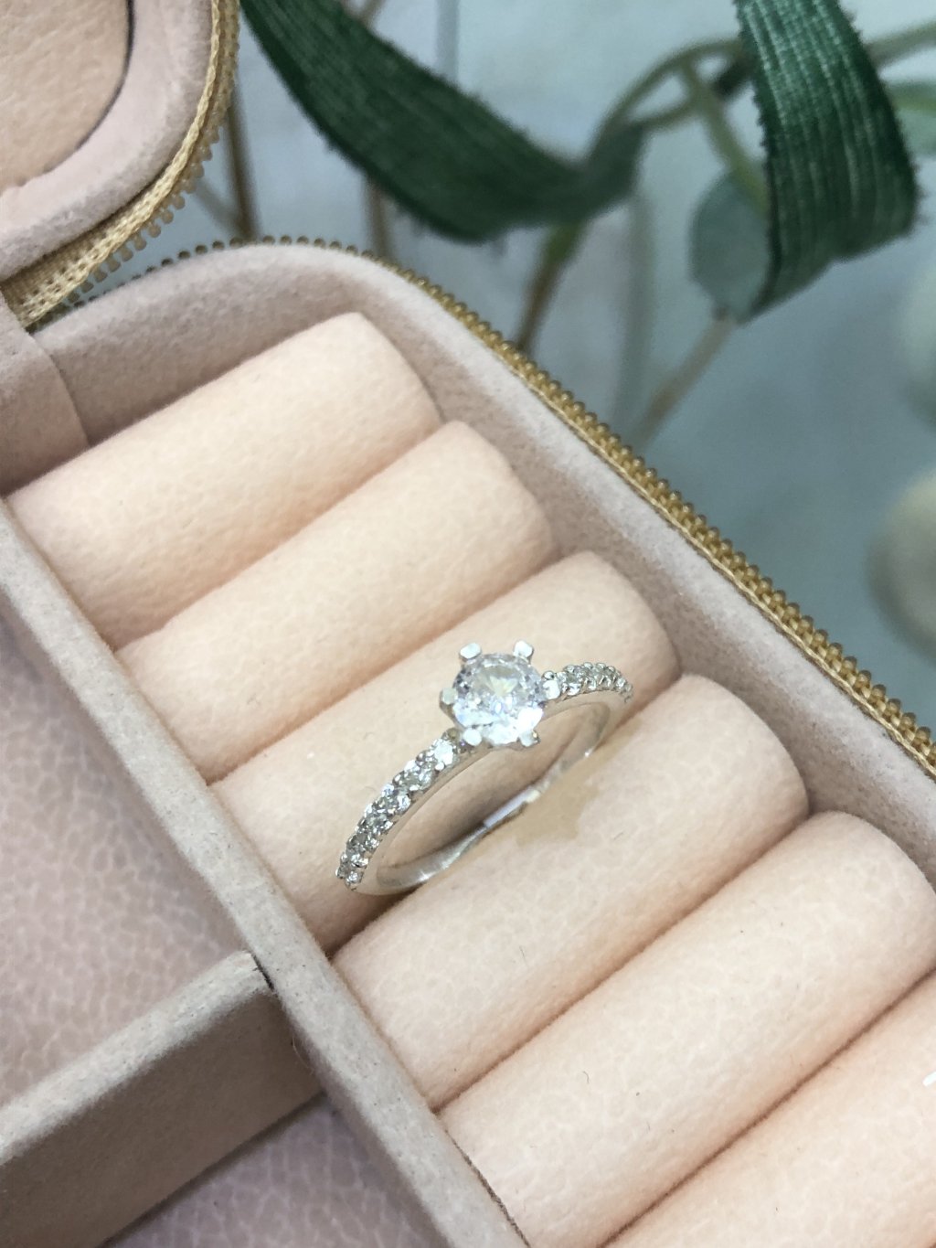 Solitário com pedra lateral 