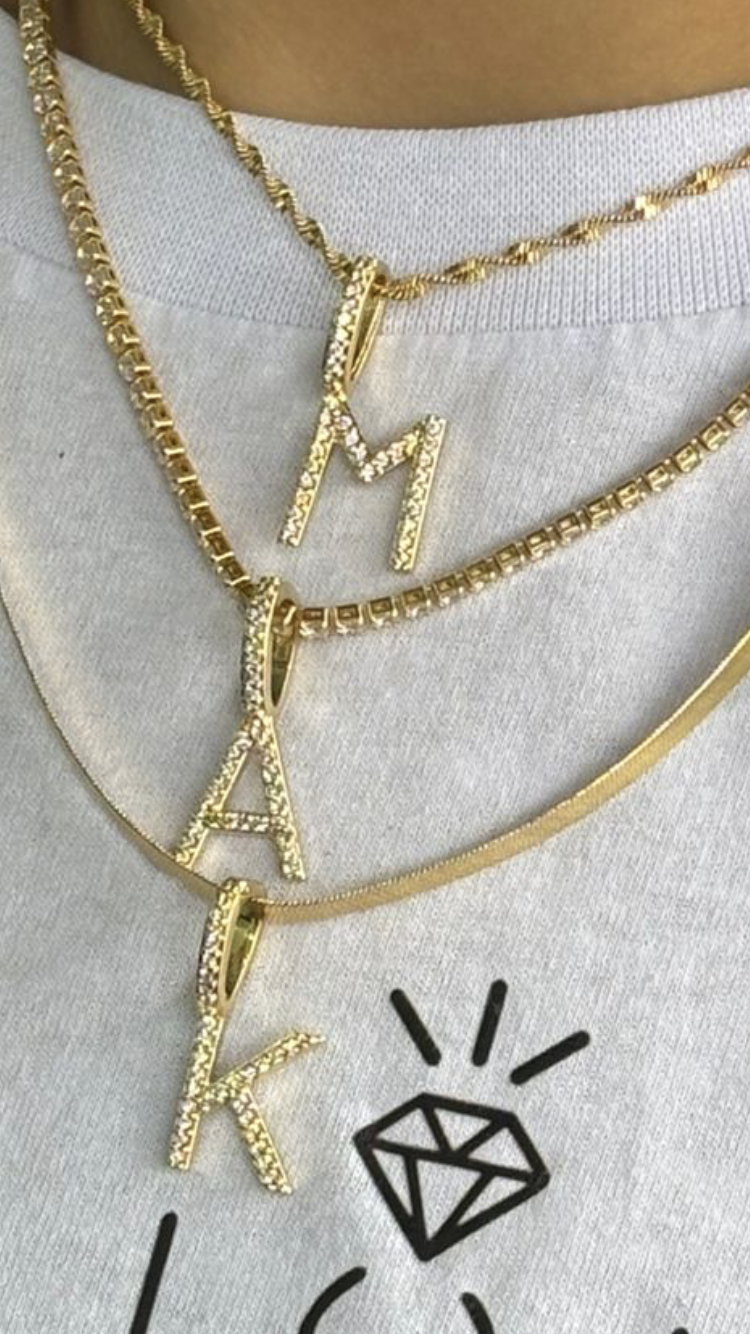 Pingente ouro letra com microzirconias 